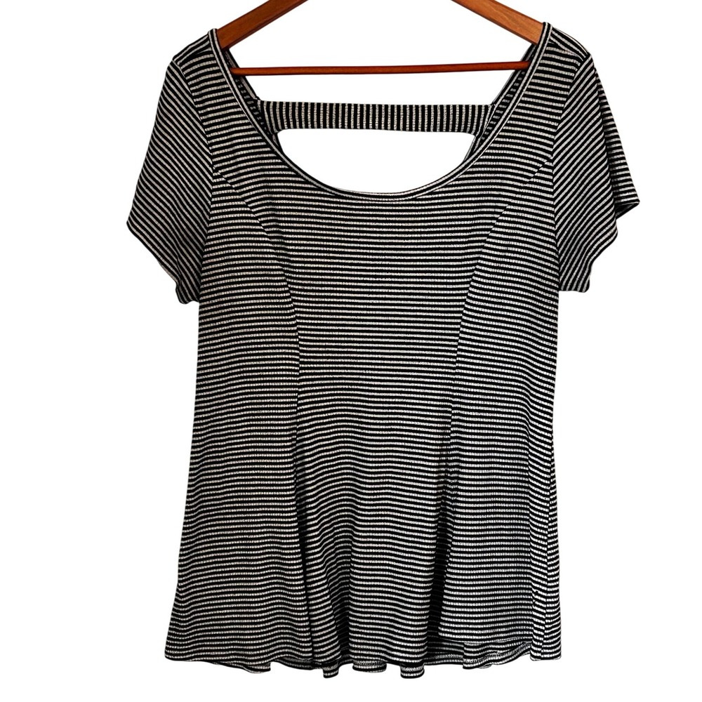 Torrid‎ Black and White Short Sleeve Short Scoop Neck Back Strap Torrid Size 2